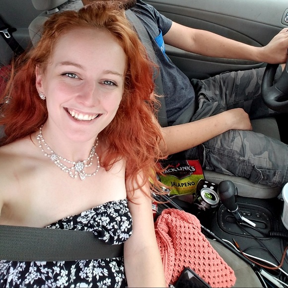 Meet your Posher, Lyn - Picture 2 of 5